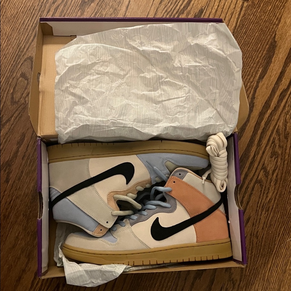 Nike SB Dunks in Spectrum - Picture 4 of 4